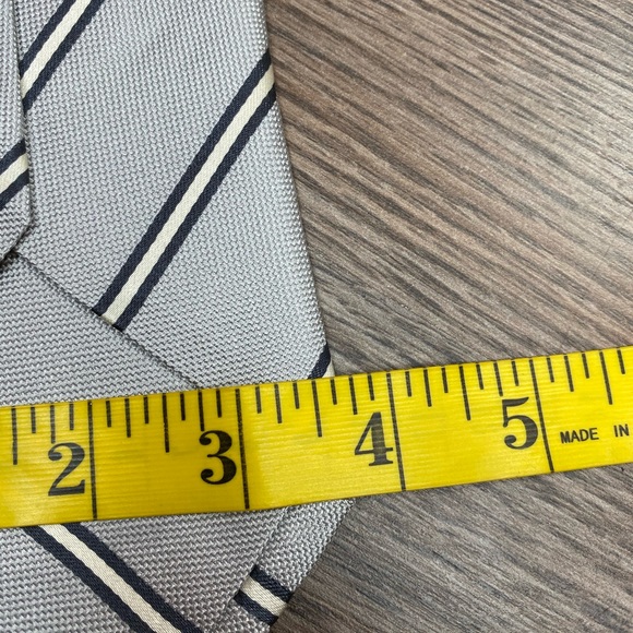 ISAIA 7 Fold Silver w/ Black & White Stripe Tie - Picture 5 of 7
